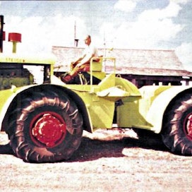Steigerin ensimmäinen traktori tehtiin omaan käyttöön farmin vanhassa navetassa talvella 1957-58. Enimmät osat saatiin läheisen louhoksen hylkäämästä Euclid-kaavinvaunusta, sekä tilan romutetuista kuorma-autoista. 6,8-tonninen ja 238-hevosvoimainen peltoveturi palveli maatalouskäytössä 10 000 tunnin ajan.