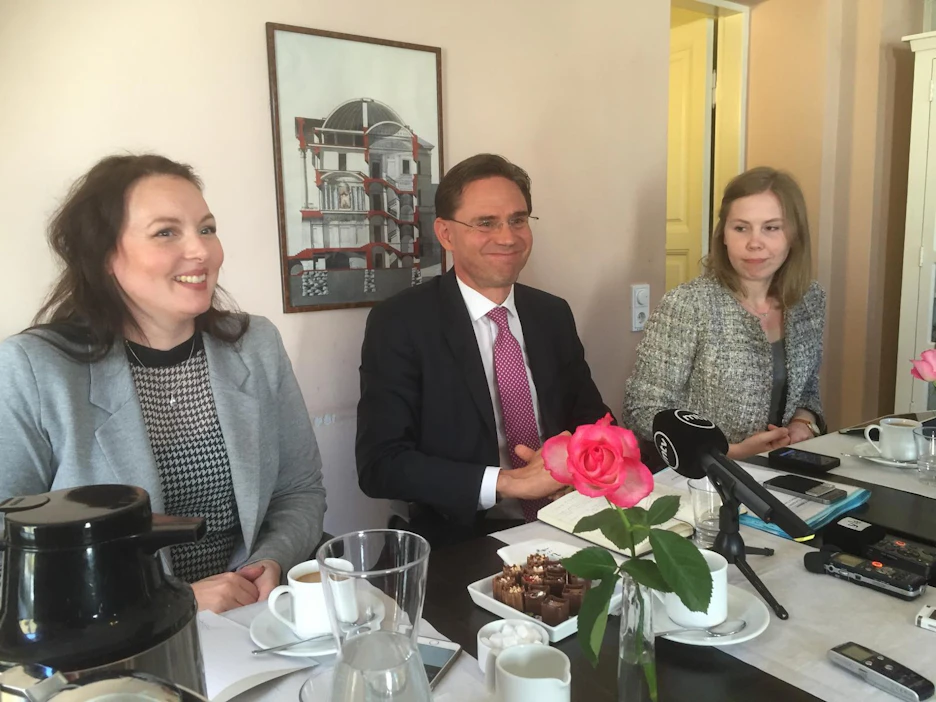 EU-komissaari Jyrki Katainen piipahti Politiikan toimittajien lounaalla. Vierellä yhdistyksen puheenjohtaja Sylvia Bjon (vas.) ja sihteeri Annakaisa Suni.