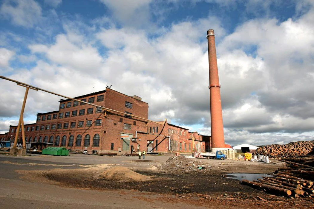 UPM sulki Kajaanin paperitehtaan vuonna 2008. Sen jälkeen alueelle on syntynyt satoja uusia työpaikkoja, mutta kuitupuu kaipaa edelleen jalostajaa. Pölkky osti tehdasalueella sijaitsevan sahan UPM:ltä vuonna 2012.