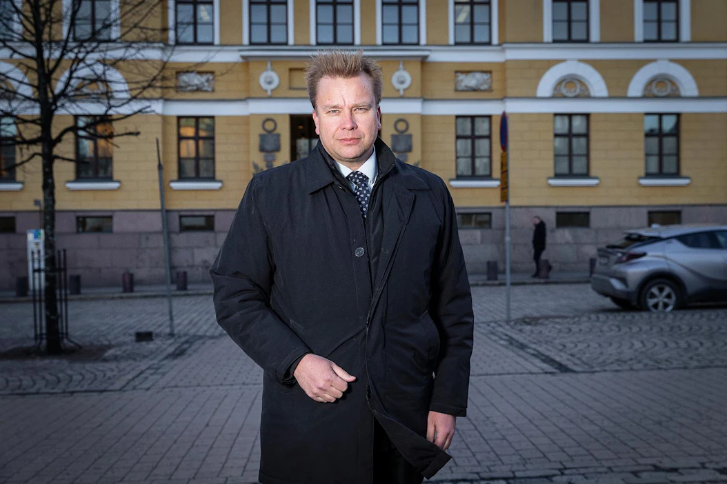 Antti Kaikkosen mukaan Ruotsin pommi-iskut ovat valitettava ilmiö, Suomessa täytyy panostaa vakavan rikollisuuden ja terrorismin torjuntaan. Asuinalueiden ei saa antaa eriytyä liikaa, ettei synny vakavien ongelmien lähiöitä.