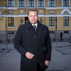 Antti Kaikkosen mukaan Ruotsin pommi-iskut ovat valitettava ilmiö, Suomessa täytyy panostaa vakavan rikollisuuden ja terrorismin torjuntaan. Asuinalueiden ei saa antaa eriytyä liikaa, ettei synny vakavien ongelmien lähiöitä.
