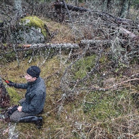 Tutkija Juha Siitonen esitteli kirjanpainajatuhoja Sipoossa syksyllä. Metsätuhojen seurantaan ja torjuntaan liittyvät tutkimukset ovat metsänomistajalle tärkeitä jatkossakin. Kari Salonen