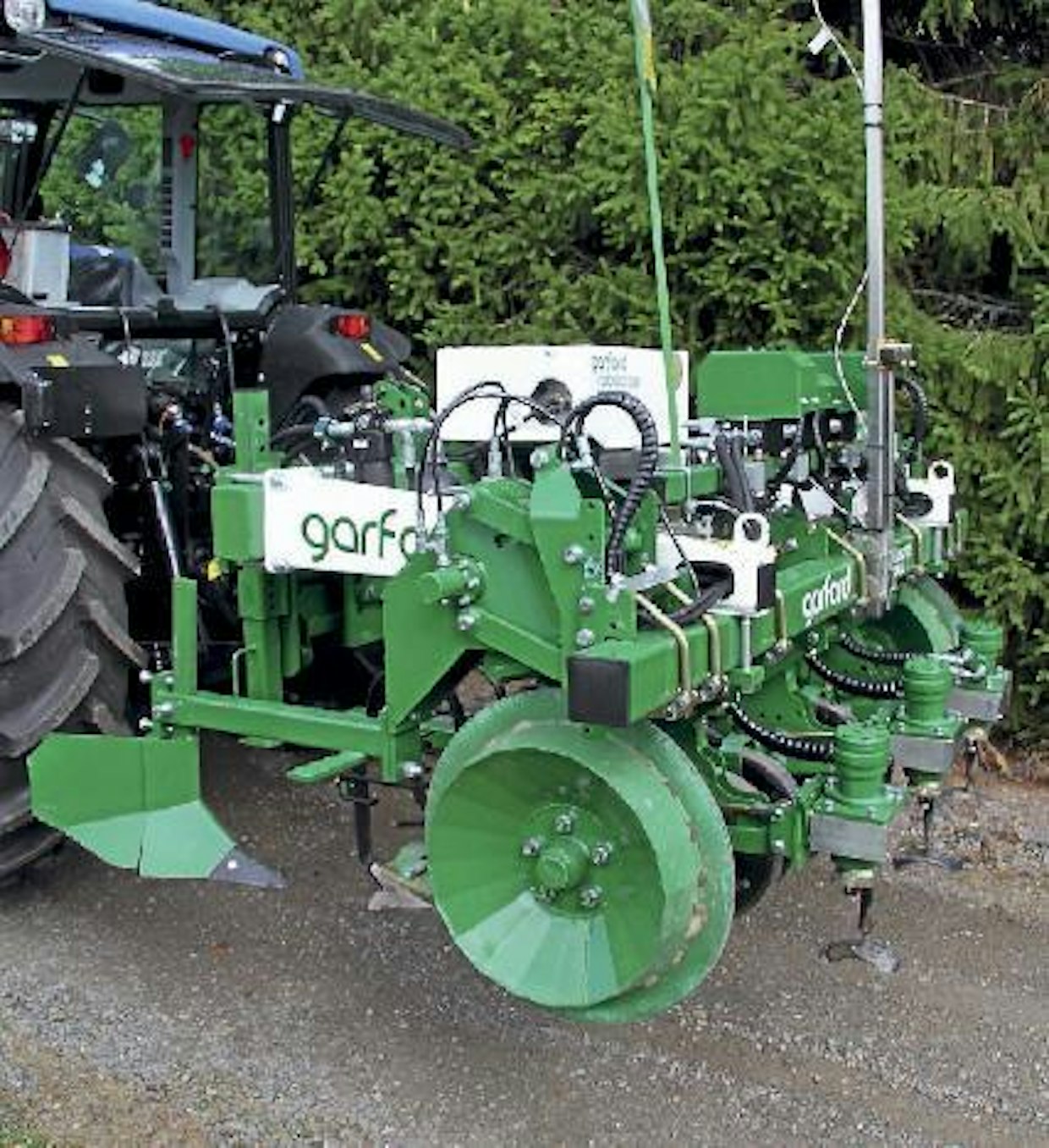 Englantilainen Garford on erikoistunut harojen valmistukseen. Lepaalla esitelty Robocrop Inrow -malli haraa rivinvälin lisäksi myös taimien välit. Kone tunnistaa konenäön eli erikoiskameran ja tietokoneohjelman avulla säilytettävien viljelykasvien taimet ja säätää pyöriviä harvennusteriä siten, että kone poistaa rikkakasvit myös riviltä. Konetta on myyty muutaman vuoden ajan Iso-Britanniassa. Kuvan kolmirivinen, etunostolaitteisiin asennettava malli maksaa noin 70 000 euroa (alv 0%). Hinta laskee suhteessa leveyden kasvaessa, koska tarvitaan vain yksi ohjaustietokone. Kameran näköalue on 2 m leveä. Harusyksikössä on hydraulimoottorin pyörittämä, epäsymmetrisesti muotoiltu rivinväliterä. Moottori pyörittää terää siten, että riville jätettävä kasvi osuu terässä olevaan koloon. Terä pyörii suhteessa ajonopeuteen siten, että kolo pysyy taimen kohdalla, kunnes taimi on ohitettu. SGN Oy. (UO)