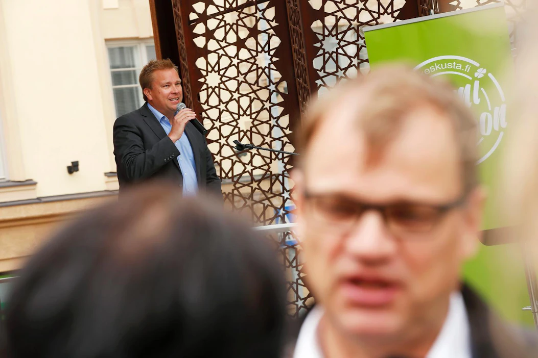 Keskustan eduskuntaryhmä joutuu valitsemaan suurella todennäköisyydellä seuraajan Olli Rehnin tilalle hallitukseen. Pääministeri Juha Sipilä joutuu punnitsemaan seuraajakysymystä vielä syksyn aikana.