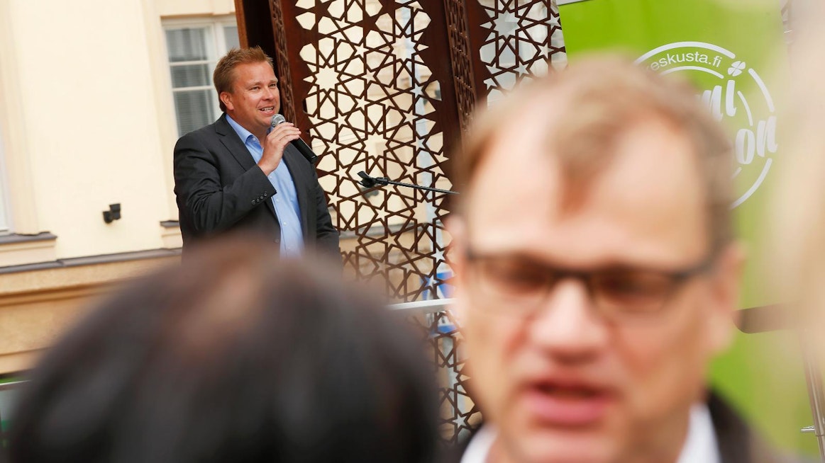 Keskustan eduskuntaryhmä joutuu valitsemaan suurella todennäköisyydellä seuraajan Olli Rehnin tilalle hallitukseen. Pääministeri Juha Sipilä joutuu punnitsemaan seuraajakysymystä vielä syksyn aikana.