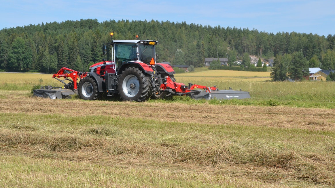 Siipirikko esittely-yhdistelmä, jossa etukoneena on DM 367 FQ KC ja takaniittokoneena DM 367TL-V, työleveydet molemmissa 3,6 metriä. Reaalityöleveys limityksen kanssa on yhteensä seitsemän metriä. Niittotraktorina on uuden mallisarjan Massey Ferguson 8S.205.