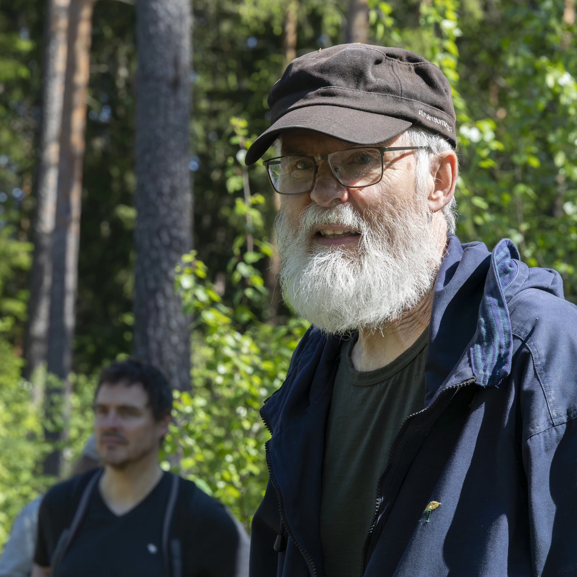 Hannu Airola on taimikkoon ja raivausjälkeen sen verran tyytyväinen, että rohkeni esitellä metsää muille metsänomistajille Silva ry:n tapahtumassa.