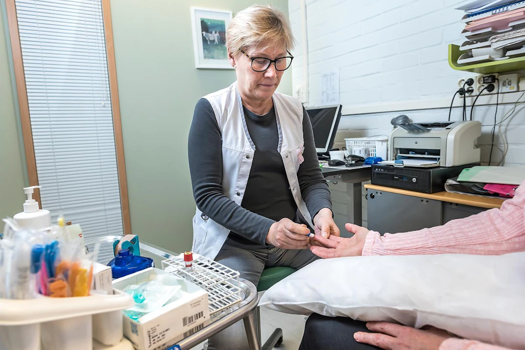 Laboratoriohoitaja Jaana Nieminen otti näytettä Diagnosiin Nurmijärvelle tulleesta asiakkaasta torstaiaamuna.