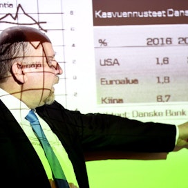 Ekonomisti Pasi Kuoppamäki avasi Danske Bankin suhdannekatsausta Helsingissä.