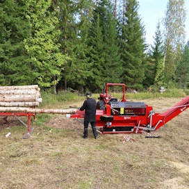 Piko Rankateline on yleismallinen polttopuurankojen syöttöpöytä. Se helpottaa puiden vetämistä pilkekoneeseen ja on suuremman mittakaavan käytössä lähes pakollinen työn keventäjä.