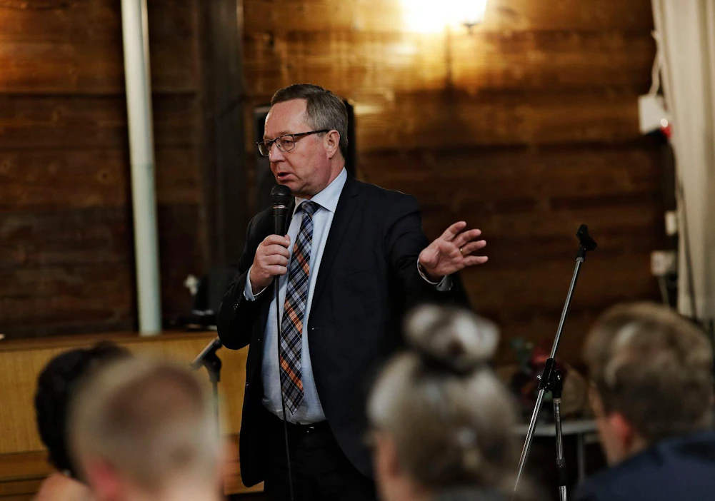 Elinkeinoministeri Mika Lintilä (kesk.) povaa, että halutuista ja hyvistä työntekijöistä tullaan tulevaisuudessa kamppailemaan työnantajien kesken.