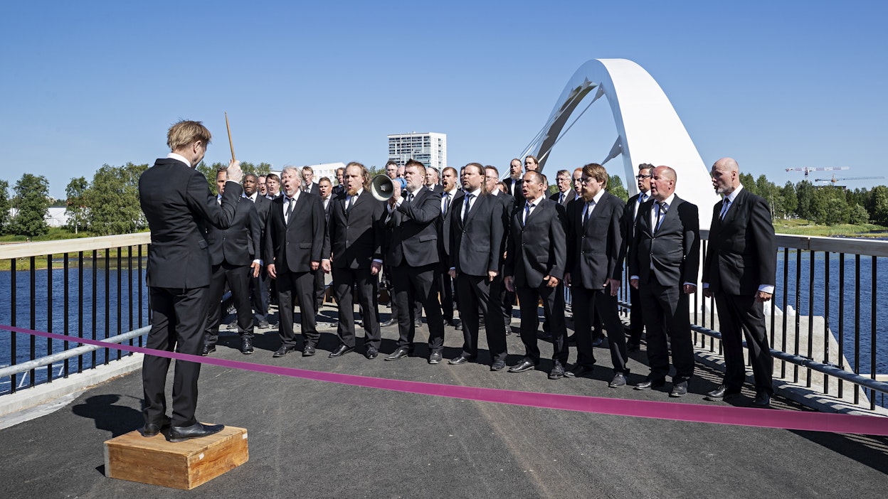 Mieskuoro Huutajat esiintyi Oulun asuntomessujen avajaisissa viime kesänä.