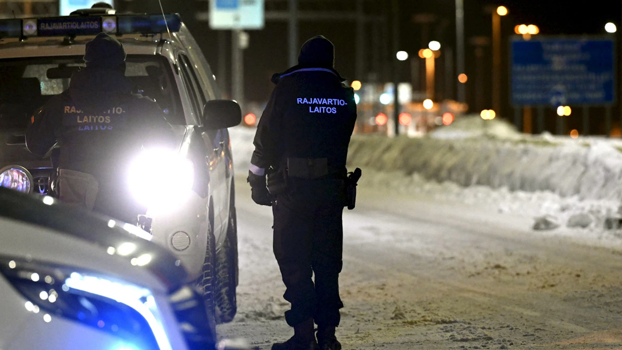 Vaalimaan rajanylityspaikka sulkeutui kokonaan tammikuun puoleenväliin asti perjantai-iltana kello 20. Rajalla oli edelleen autoja sulkemisen jälkeen. LEHTIKUVA / VESA MOILANEN.