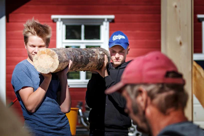 Kyllä harrastuksen parissa pitää olla myös oman ikäistä seuraa, vaikka nämä iäkkäämmät metsästäjät mukavaa ohjelmaa osaavatkin järjestää, tuumailevat Eemeli Valjus (vas.) ja Ate Naumanen.