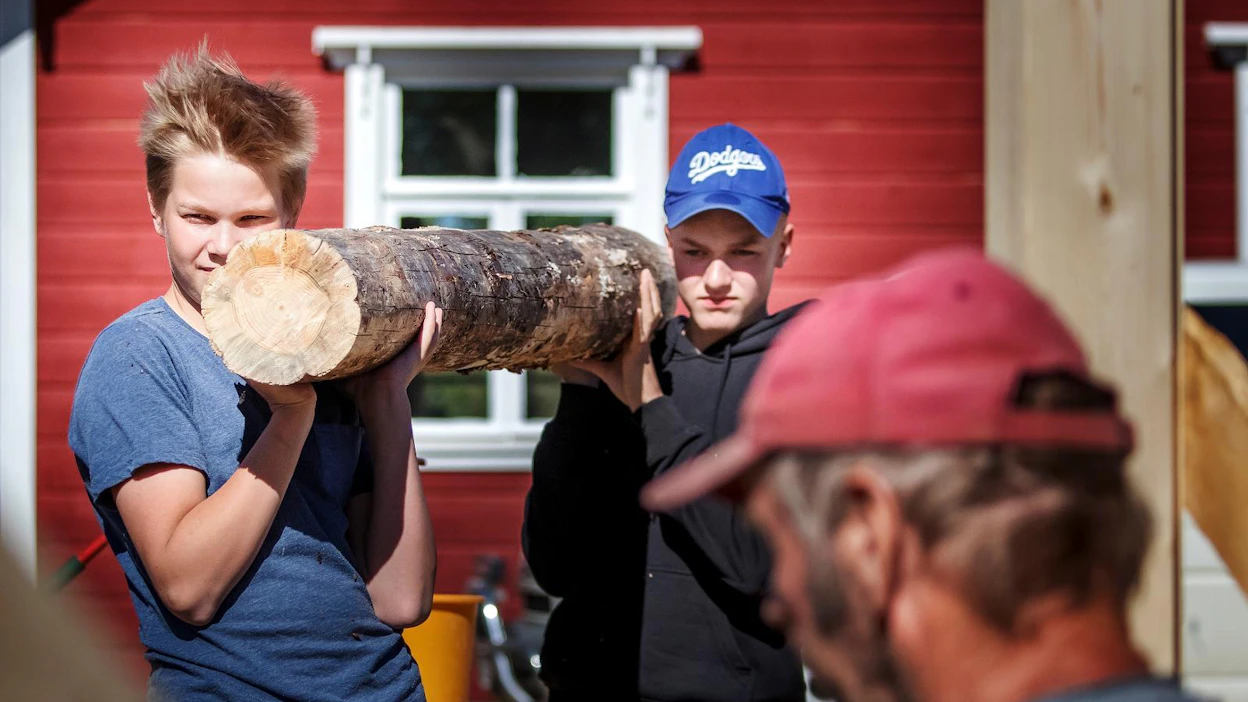 Kyllä harrastuksen parissa pitää olla myös oman ikäistä seuraa, vaikka nämä iäkkäämmät metsästäjät mukavaa ohjelmaa osaavatkin järjestää, tuumailevat Eemeli Valjus (vas.) ja Ate Naumanen.