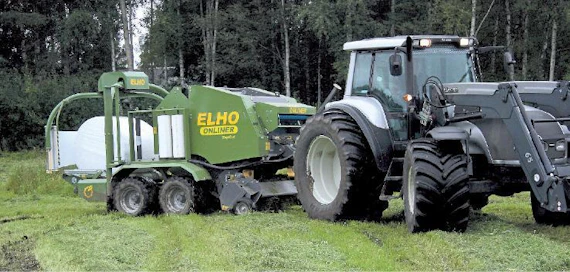 Kari Uusimäen Valtrassa on takana 900 ja edessä 750 milliä leveät renkaat. Varsinkin käännöksissä paalain alkaa upota ensin, sillä jäykkä teli murtaa jonkin verran pellon pintaa.