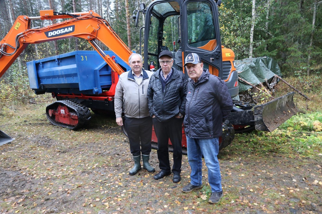 Pekka Vänninmaja, Veli-Pekka Hartikainen ja Juhani Mantsinen uskovat Motokon korvaavan esim. kaapelointityömaalla vähintään yhden ylimääräisen koneen.
