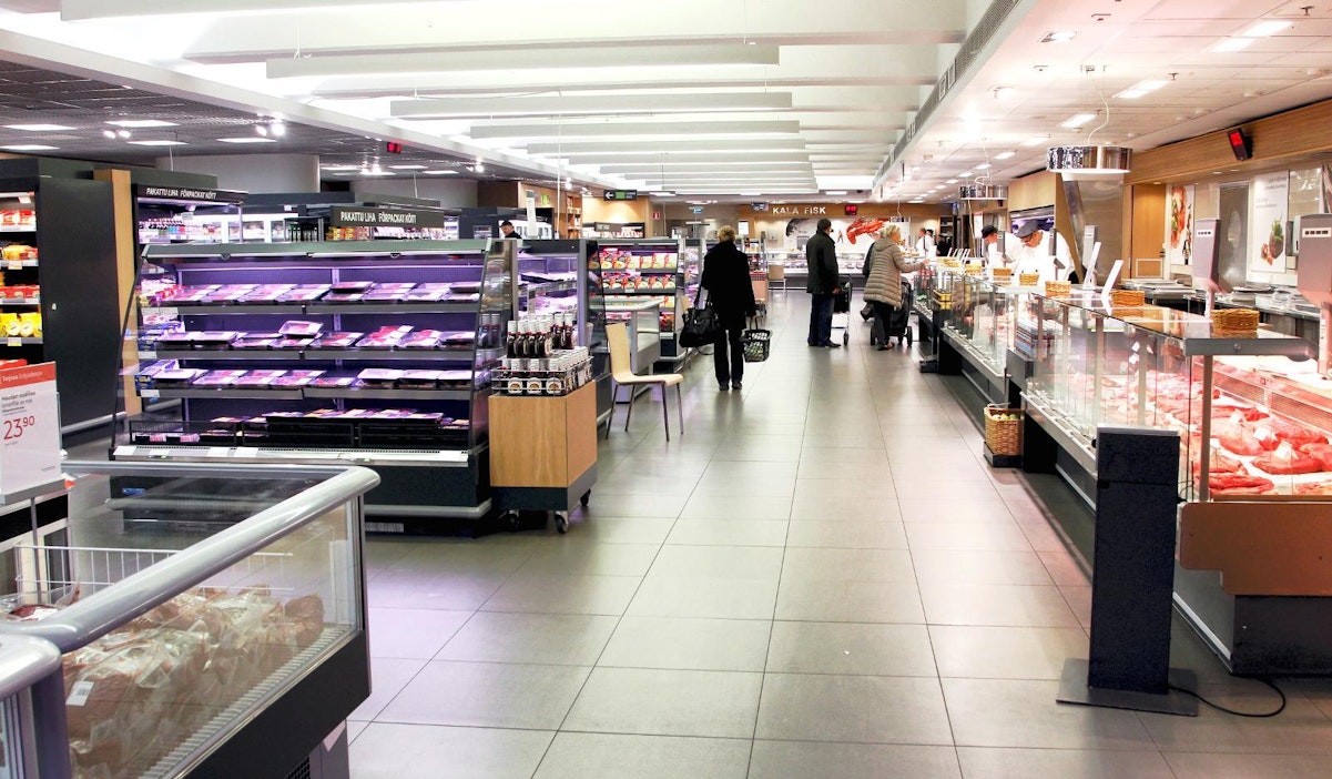 Tavaratalokiinteistöt myydään ja vuokrataan takaisin Stockmannin käyttöön.