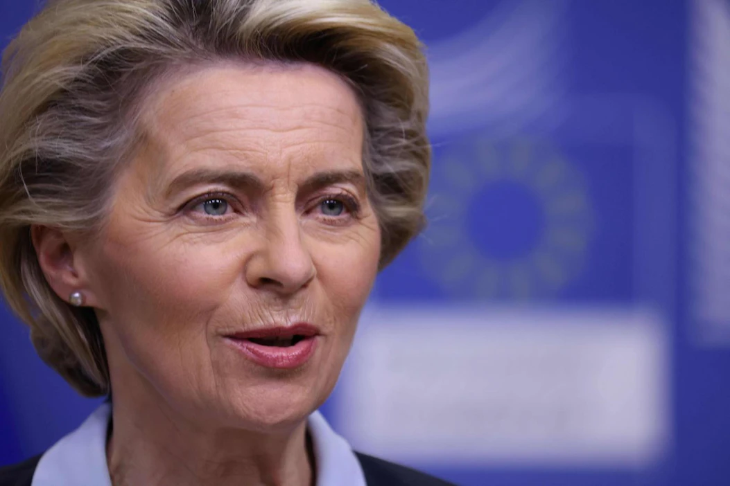 EU-komission puheenjohtaja Ursula von der Leyen lehdistötilaisuudessa maantantaina.
