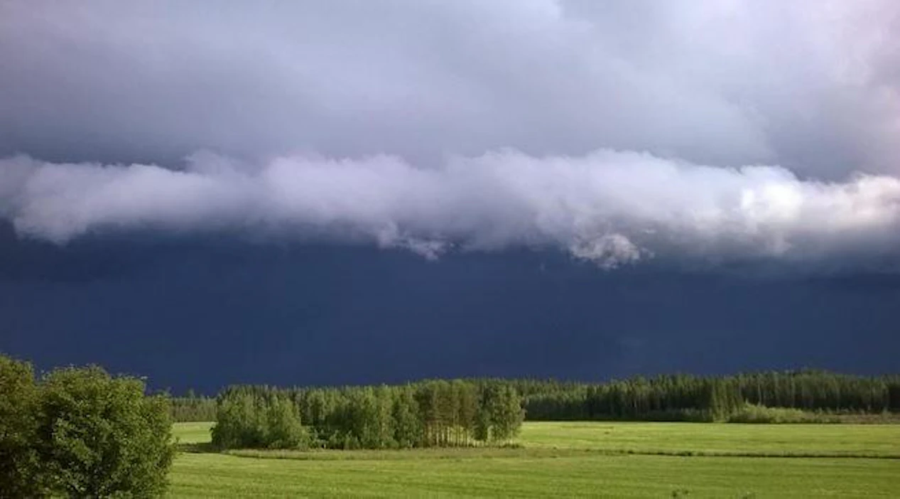 Mitä korkeampi kuuropilvi, sen suurempi todennäköisyys on esimerkiksi ukkoselle.