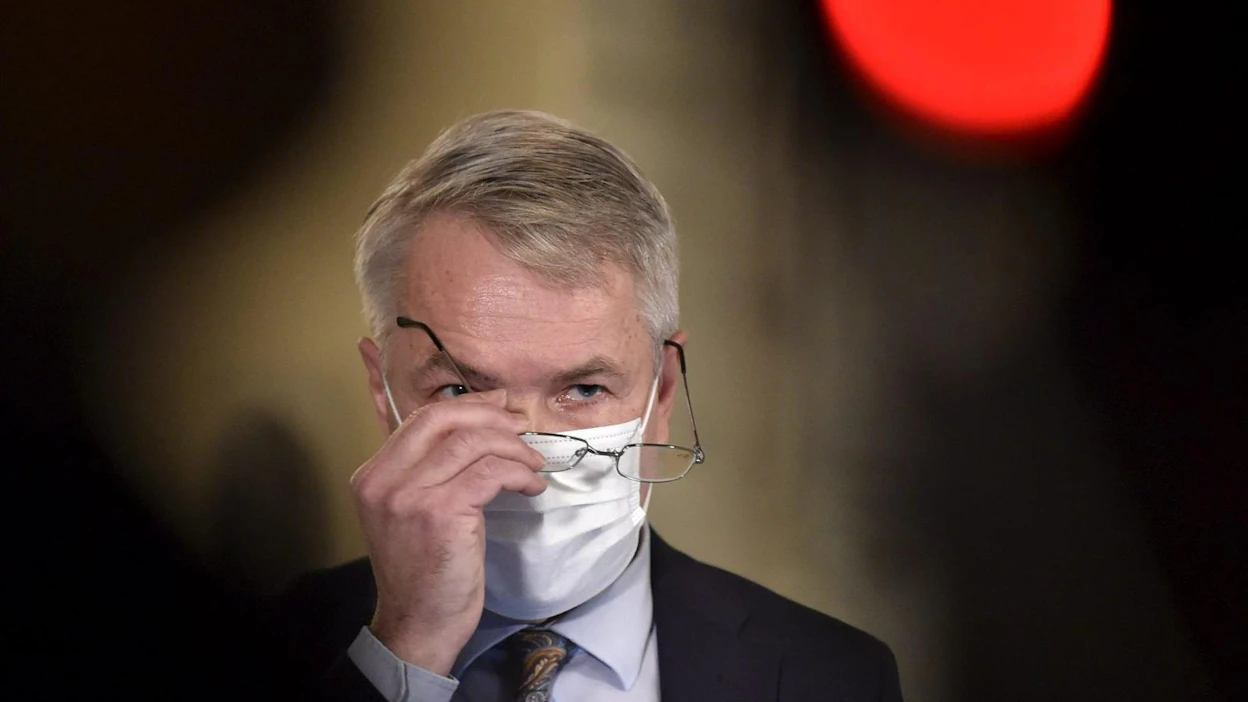 Ulkoministeri Pekka Haavisto (vihr.) jättää kokousmatkan väliin, jotta ei joudu olemaan poissa eduskunnan äänestyksestä omaehtoisen karanteenin vuoksi. LEHTIKUVA / JUSSI NUKARI