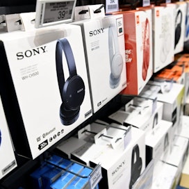 Kuulokkeiden myynti kasvoi noin 25 prosenttia. Monet ostavat etätyöhön ja urheiluun oman kuulokkeet. Lehtikuva / Antti Aimo-Koivisto