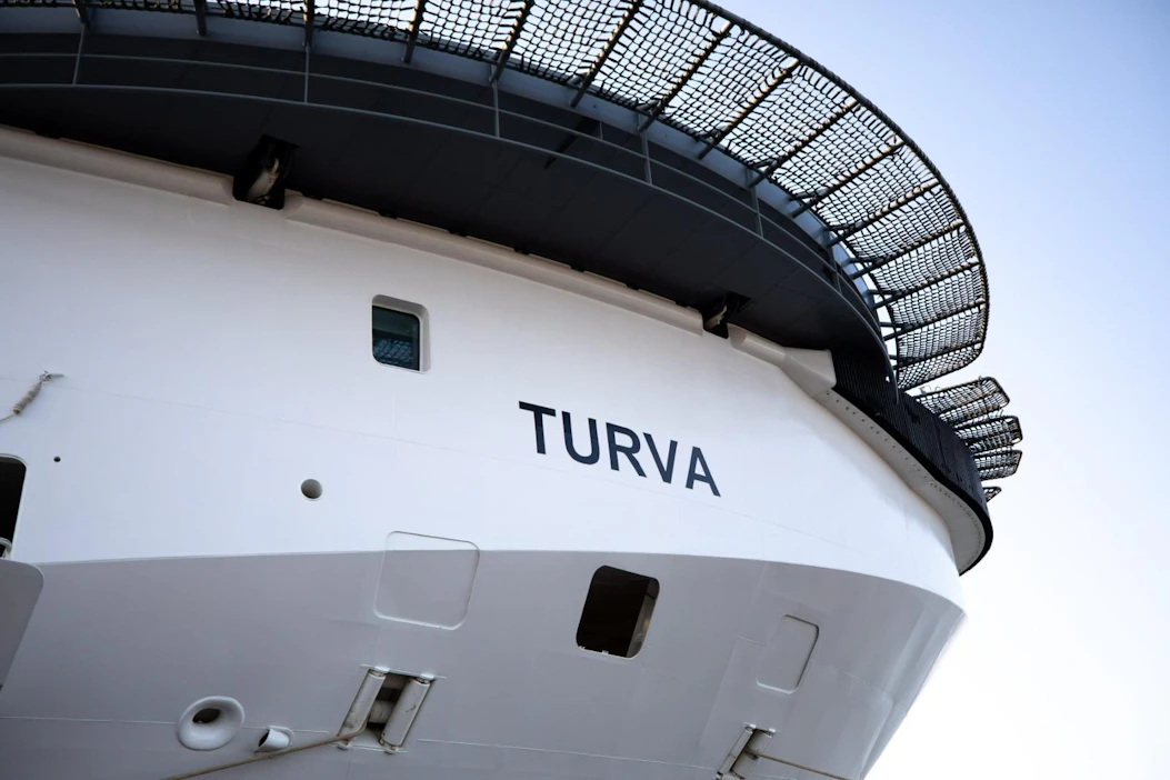 Vartiolaiva Turvan partiovene sai pohjakosketuksen jälkeen vuodon ja upposi siten, että vain veneen keula jäi pinnalle. LEHTIKUVA / ANNI REENPÄÄ