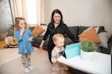 Sointupuu-virtuaalimuskarin videot kuvattiin yrityksen perustaneen Maija Hännisen kotona. Pian kuusivuotias Linda innostui itsekin mukaan kuvauksiin. Myös kaksivuotiaan Islan kanssa testailtiin usein laululeikkejä.