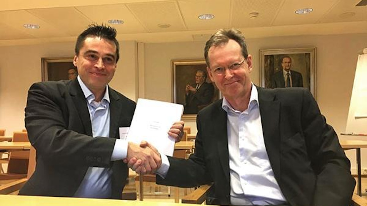 Viestilehtien toimitusjohtaja Tero-Pekka Hämäläinen sekä Freemium Media Oy:n osakas Robert Kullström sopimuksen allekirjoitustilaisuudessa.