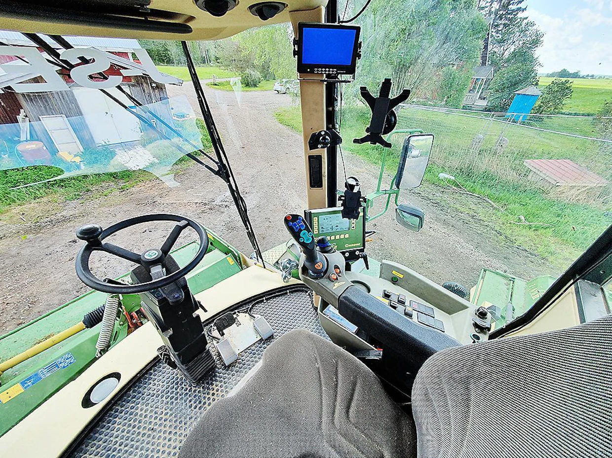 Hallintalaitteet ovat tavallista ajettavien korjuukoneiden tasoa, ja hallintakäsinoja on tuttu 2000-luvun alkupuolen Fendt-traktoreista.