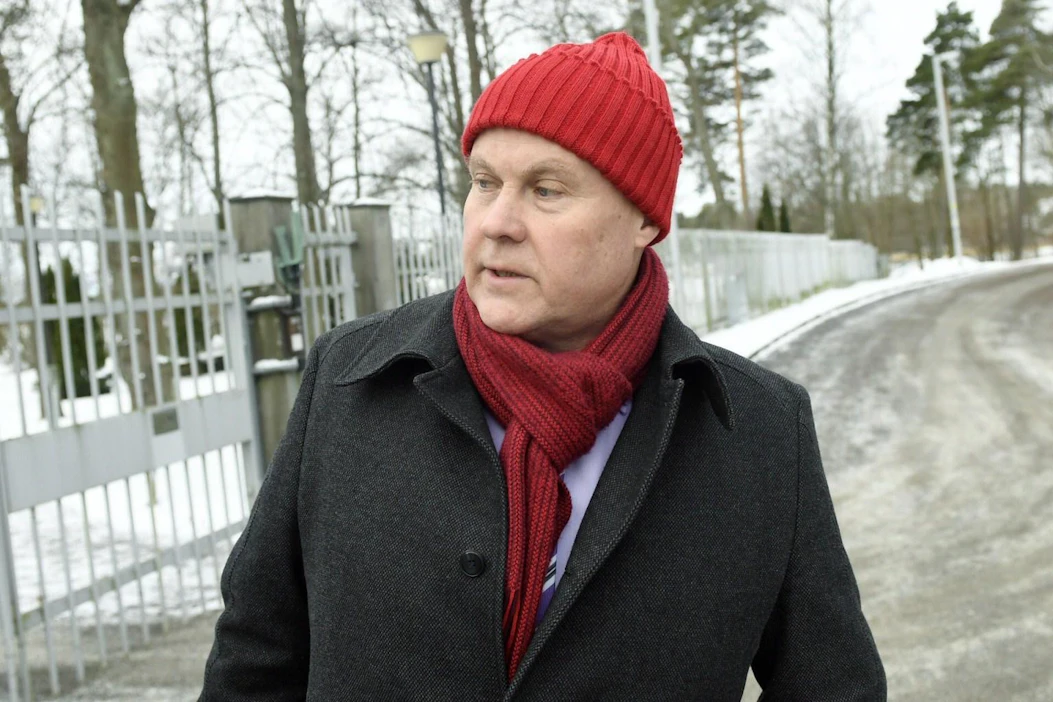 STTK:n puheenjohtaja Antti Palola kommentoi talousneuvoston kokousta Kesärannassa medialle. Pääministeri Juha Sipilä tapasi aamulla työmarkkinaosapuolia Kesärannassa. LEHTIKUVA / VESA MOILANEN