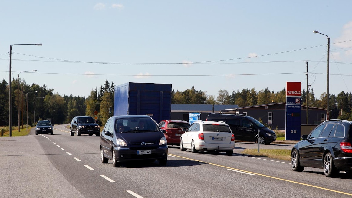 Tien vasemmasta reunasta liikkeelle lähtiessä on väistettävä kaikkea muuta liikennettä eli myös vastaantulijoita.