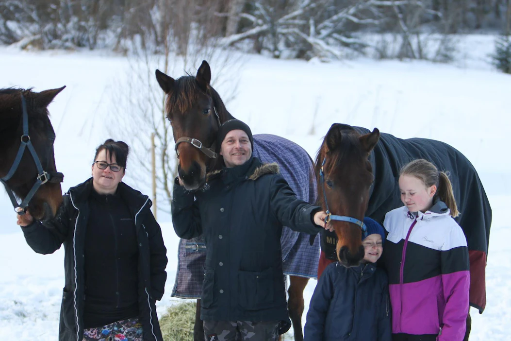 Koko Haapalaisen ravipesue vasemmalta: Proud Of You, Tiina, Proud Angelique, Tero, Jack Vader, Kalle ja Siiri. 12-vuotias Siiri ajaa jo kilpaa omalla ponillaan.