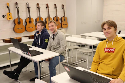 Lukioon tullaan myös lähikunnista. Koulukuljetus toi abiturientti Juuso Pääkkösen Karttulasta, Juhani Huttusen Vesannolta ja Eevert Kuosmasen Tervosta. Historian tunti pidetään musiikkiluokassa.