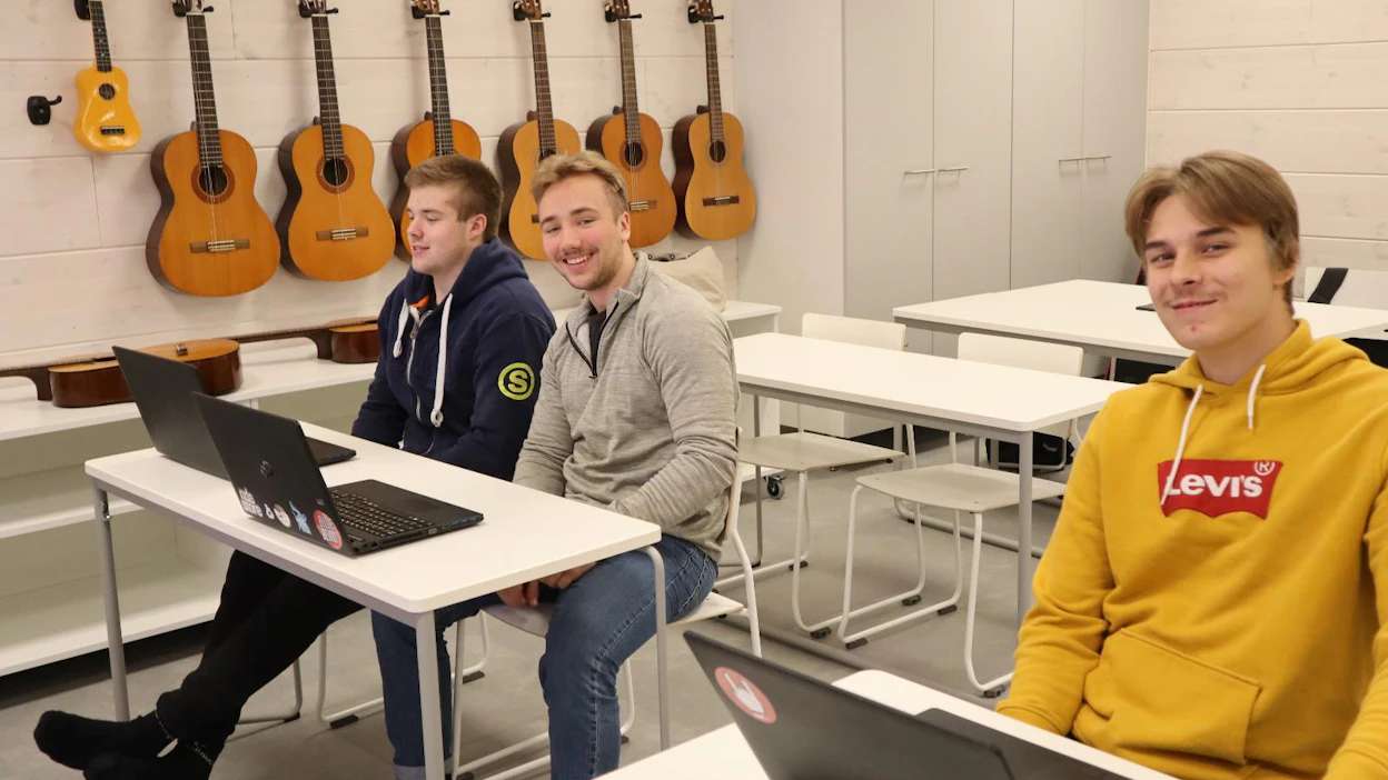 Lukioon tullaan myös lähikunnista. Koulukuljetus toi abiturientti Juuso Pääkkösen Karttulasta, Juhani Huttusen Vesannolta ja Eevert Kuosmasen Tervosta. Historian tunti pidetään musiikkiluokassa.