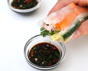 Pinoa kostutetulle riisipaperiarkille täytteitä ja tee napakka rulla kaalikääryleen tapaan. Kasta rullaa dippikastikkeeseen, jotta täytteet saavat suolaisen makeaa makua.