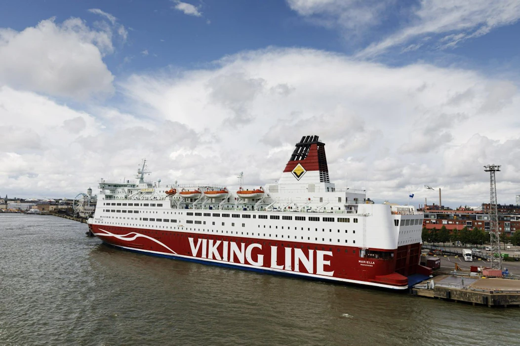 Tällä hetkellä matkustusrajoitukset estävät järkevän liikennöinnin Ruotsin suuntaan. Kuvassa Viking Linen alus Mariella. LEHTIKUVA / Roni Rekomaa