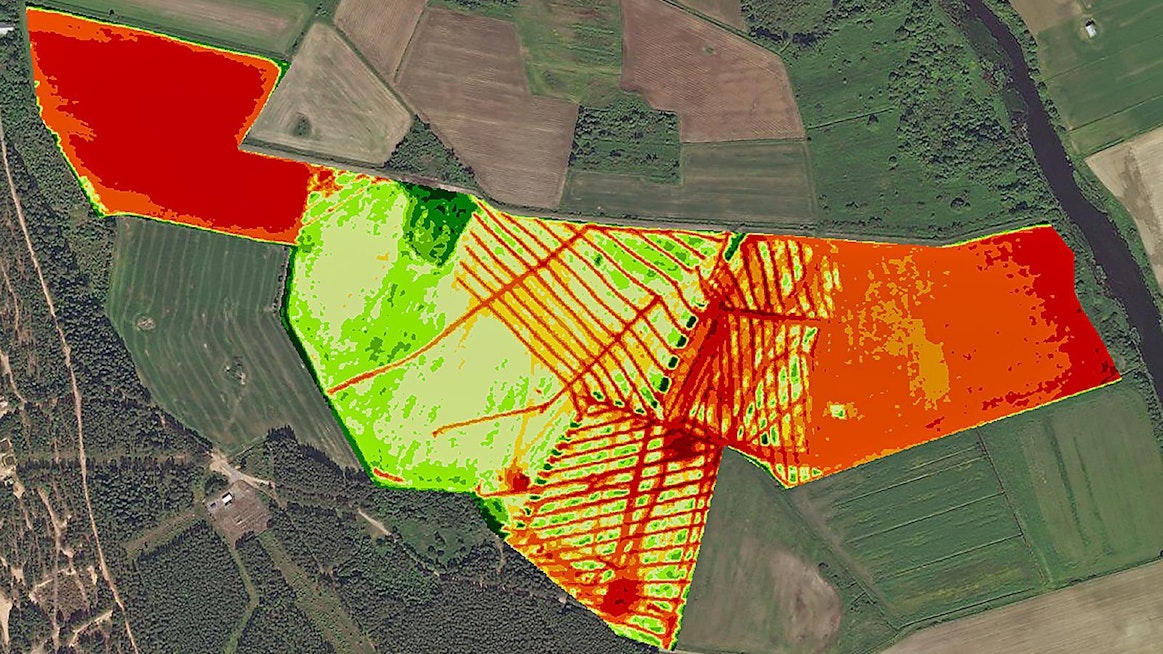 Pellolla tehtävien havaintojen ja mittausten asemointiin käytetään jatkossa satelliittikuvia. Niiden ei aina tarvitse olla yhtä tarkkoja kuin tämä alle 50 sentin resoluutiolla oleva World View -kartta. Kuvan pellolta on nähtävissä salaojien paikat, kasvuvyöhykkeet ja osin viljelykasvitkin.