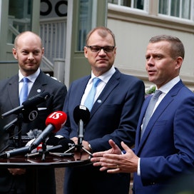 Sinisten Sampo Terho (vas.) ja Juha Sipilä (kesk.) olivat osittain erimielisiä EU:n esittämästä talousarviosta.