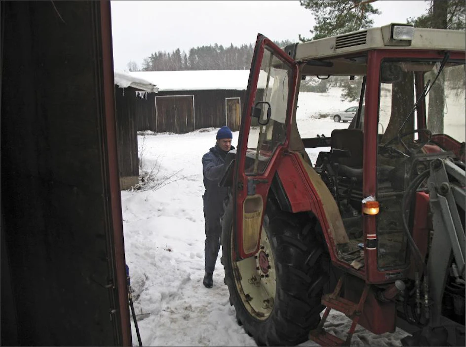 Renkolainen Petri Lauttia korjasi traktorinsa vilkkua tilallaan perjantaina. Viljelijälle on luonnollista, että tulot vaihtelevat vuosittain. Henrik Schäfer