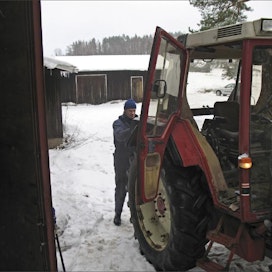 Renkolainen Petri Lauttia korjasi traktorinsa vilkkua tilallaan perjantaina. Viljelijälle on luonnollista, että tulot vaihtelevat vuosittain. Henrik Schäfer