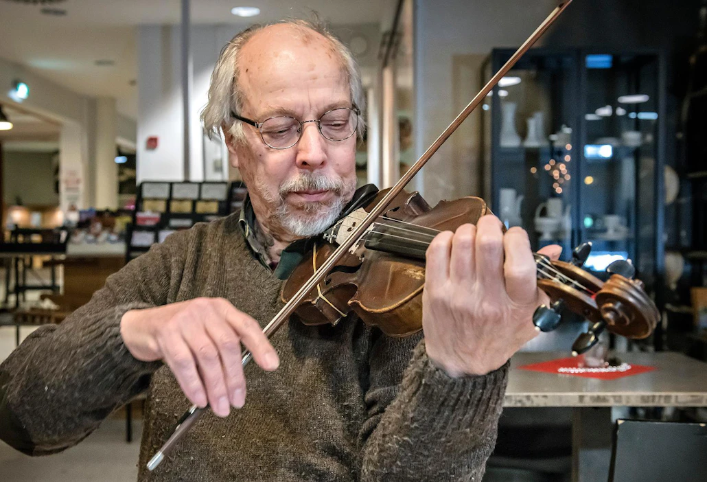 Mauno Järvelä soitti viulunsa notkeaksi joulukuisena tiistai-iltana Kansantaiteenkeskuksessa Kaustisella vähän ennen kuin Aapintuvan pelimannit kokoontui harjoituksiinsa.