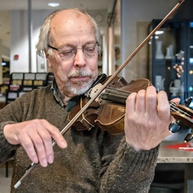 Mauno Järvelä soitti viulunsa notkeaksi joulukuisena tiistai-iltana Kansantaiteenkeskuksessa Kaustisella vähän ennen kuin Aapintuvan pelimannit kokoontui harjoituksiinsa.