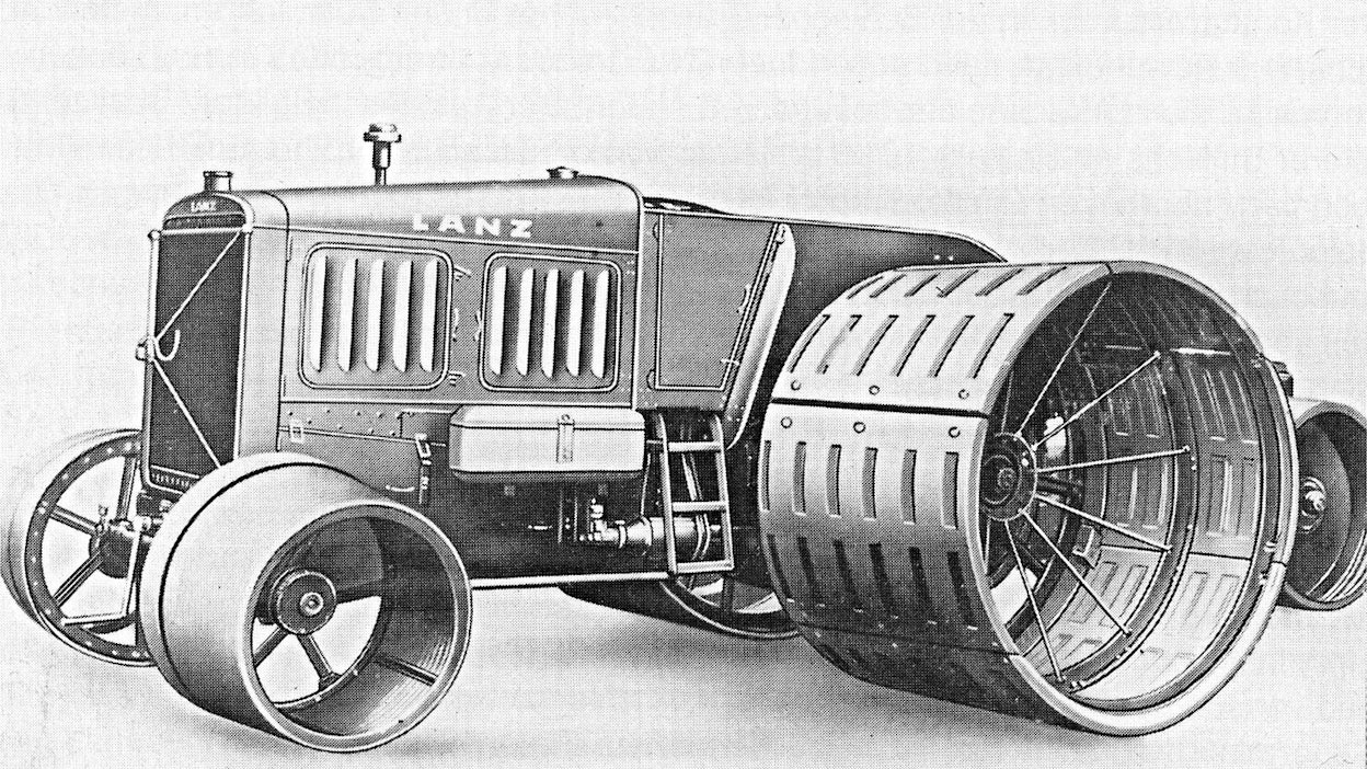 Vuosina 1912–26 tehty Lanz Landbaumotor oli jyhkeä kone. Suomallin 2-metriset takapyörät olivat 1,3 metriä leveät, etupyörien mitat olivat 80 cm x 100 cm. Traktori painoi täydessä varustuksessaan 6 tonnia. 16-litrainen nelosmoottori kehitti 800 kierroksella 80 hv, kolmella vaihteella päästiin 2,2–5 km/h.