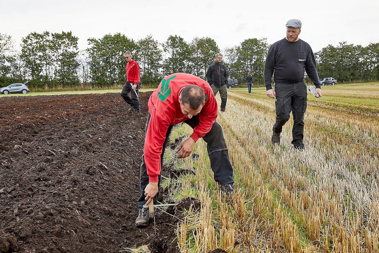 Kyntöaurojen säätöjä parannettiin osa-alue kerrallaan tahallaan väärin säädetyistä säädöistä alkaen. Säädöistä vastasivat auratehtaan asiantuntijat.
