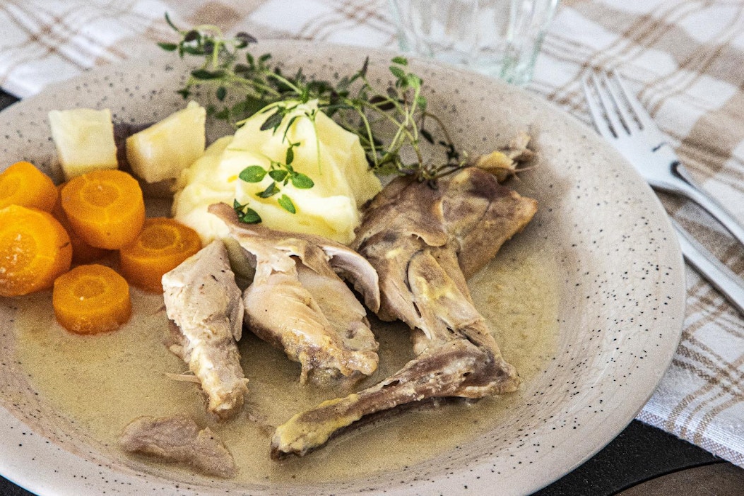 Tarjoa kanipaistia perunasoseen ja kasvisten kera.