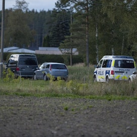 Oikeustieteen tohtori Henrik Rikander sanoo, että suomalainen poliisi käyttää ampuma-asetta todella pidättyväisesti. Kuva Ruskon Vahdolta, jossa poliisia ampunut mies kuoli ja poliisi loukkaantui.