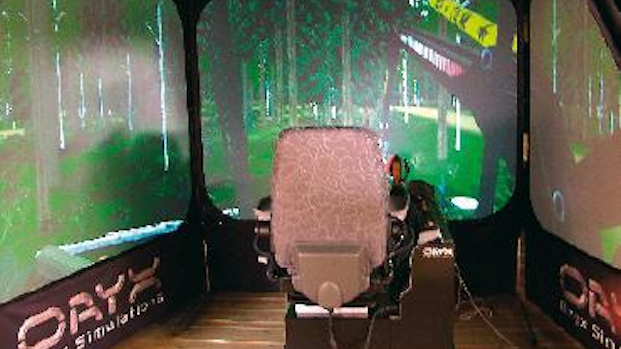 Komatsu Forestin osastolla oli esillä Valmet-harvestereiden koulutuskäyttöön kolmiulotteinen simulaattori, jossa metsämaisema jatkuu myös sivuikkunoissa. Tämä laajentaa simulaattoriopetuksen mahdollisuuksia työnsuunnitteluun ja kaatotekniikkaan. Poistettavien puiden ja kaatosuunnan valinta on nyt entistä todentuntuisempaa ja haasteellisempaa. Hakkuun jälkeen tiedot kasoista siirtyvät ajokonesimulaattorille, joten oppilas voi jatkaa työskentelyä samalla leimikolla ja arvioida työjälkeään. (MW)