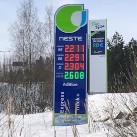 Kaksi euroa polttoainelitraa kohden on kipuraja monelle autoilijalle. Kuvituskuva