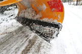 Kumiterä soveltuu periaatteessa kaikkiin auramalleihin. Kiinnitys tapahtuu normaalin tieterän tapaan. Rakennetta voi tukea vanhalla verkkoterällä.
